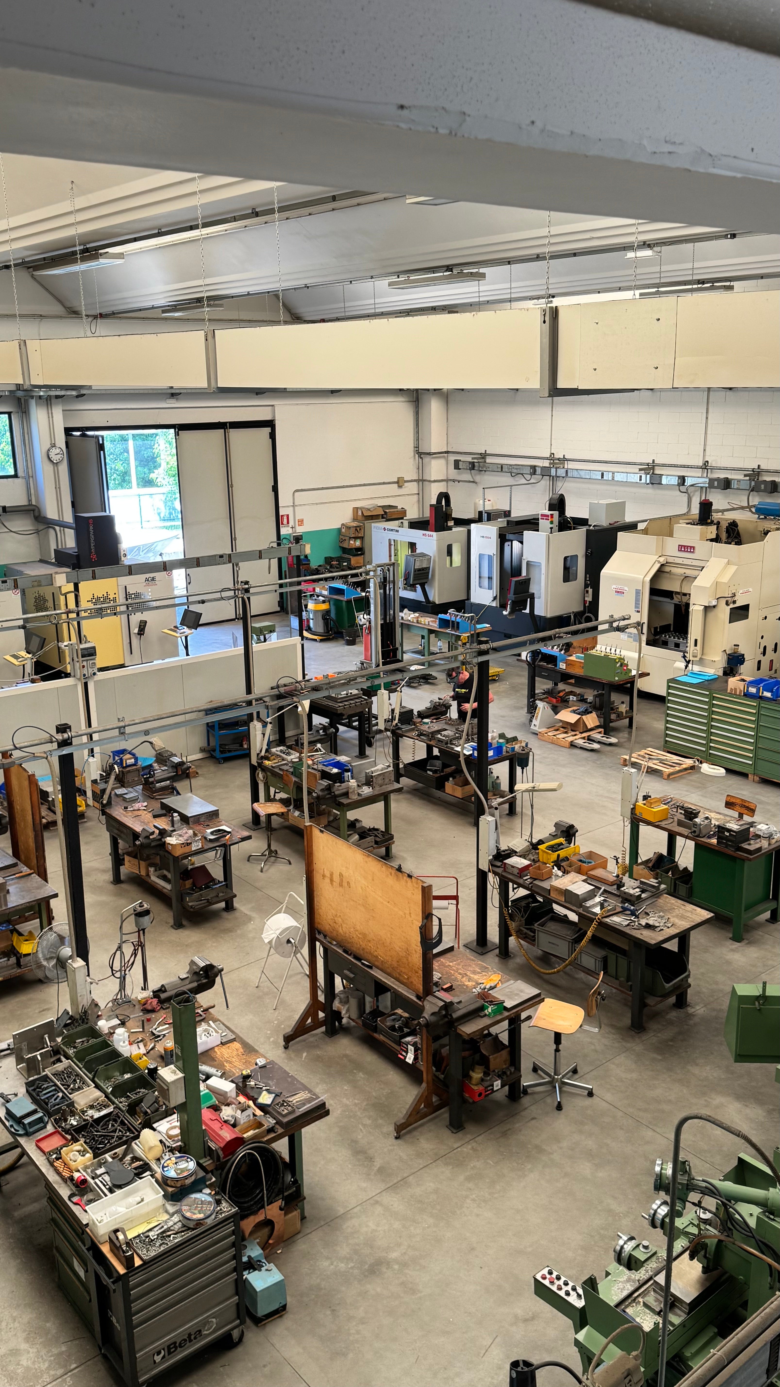 <p>We make contact with our Italian Factory and begin designing the first snow goggles</p>